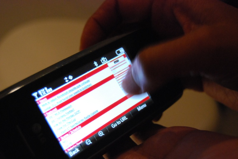 Illustration for article titled Verizon's LG VX10000 Voyager Revealed and Groped (with Gallery)